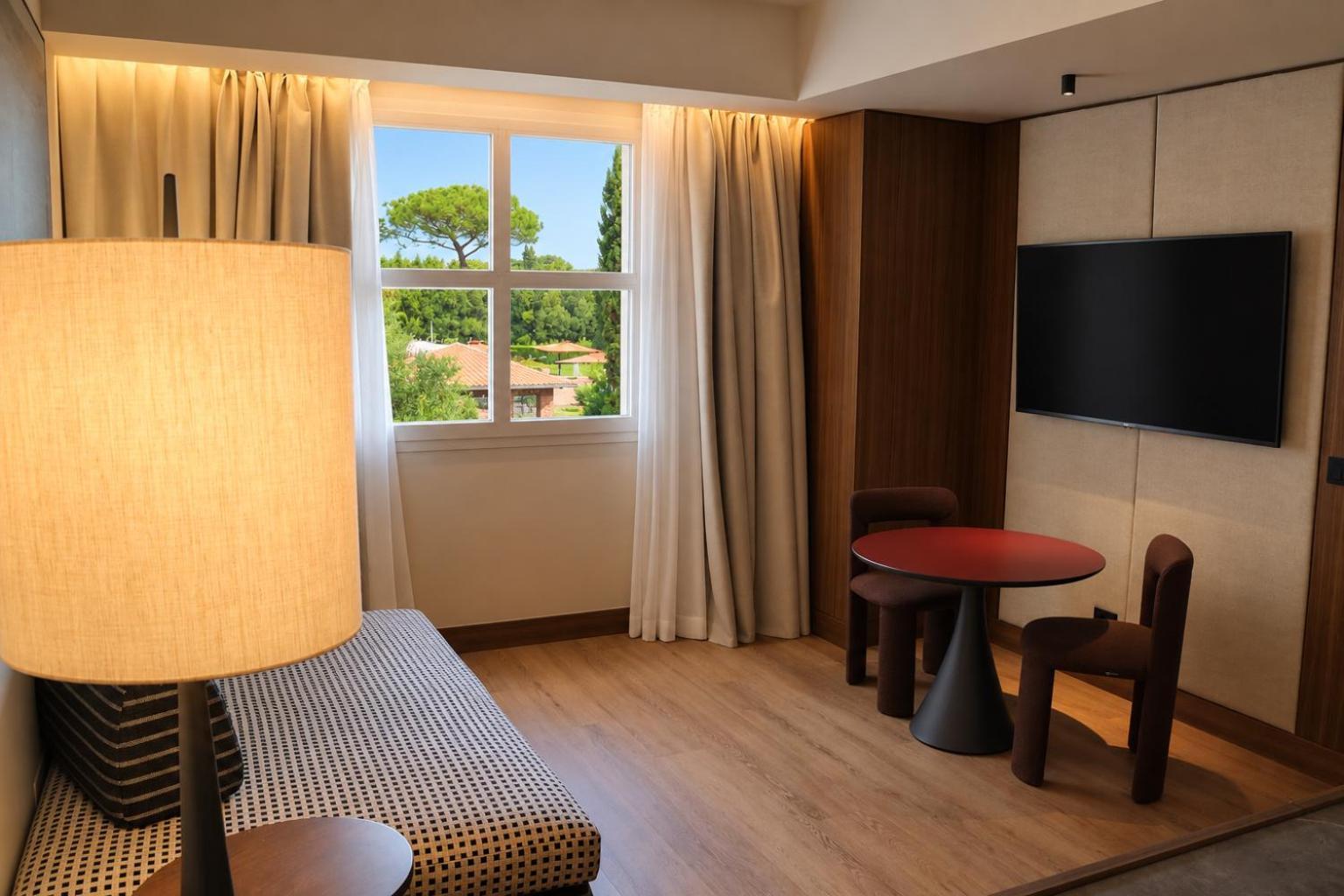 One-Bedroom Senior Executive King Suite Garden View